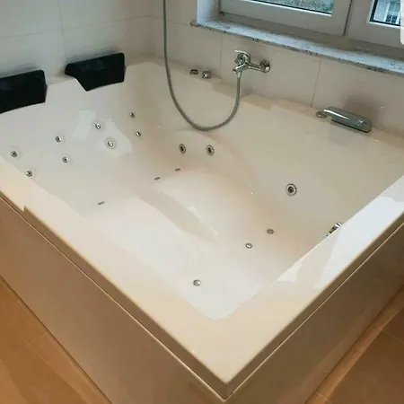 Ferienwohnung Mit Jacuzzi Naehe Flughafen Koeln Bonn Troisdorf Eksteriør billede