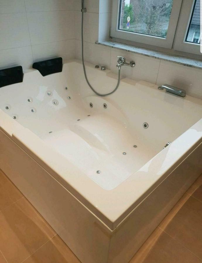 Apartment Mit Jacuzzi Naehe Flughafen Koeln Bonn *